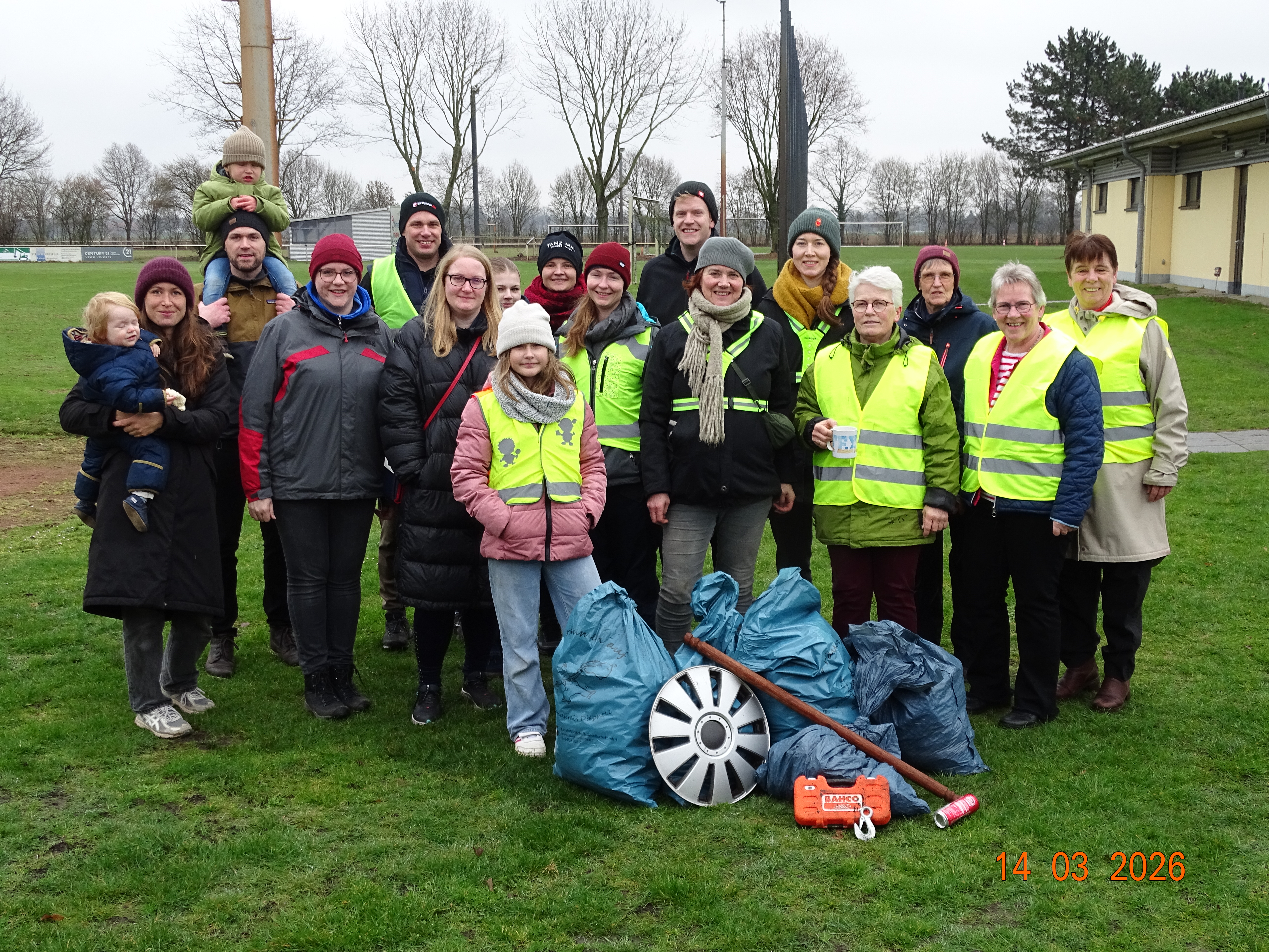 25 Erwachsene und Kinder beteiligten sich am 14.3.2026 an der Müllsammelaktion "Schwarmer schwärmen aus" und sorgten so für eine sauberes Erscheinungsbild unseres Wohnortes. Vielen Dank an alle fleißigen Helfer!!!